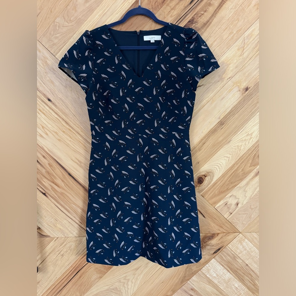 LOFT Floral V Neck Short Sleeve feather print dress navy blue - size 8